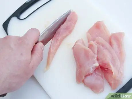 Приготовить куриные пальцы, покрытые киноа, шаг 1