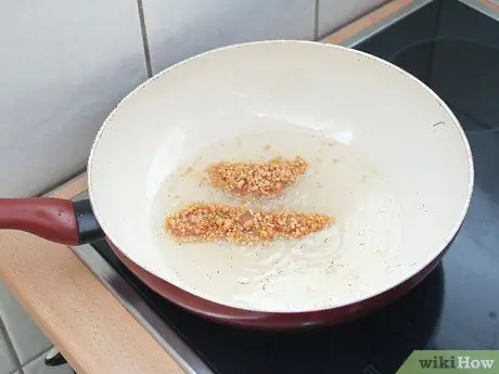 Приготовить куриные пальчики, покрытые киноа, шаг 11
