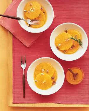 Нарезанные апельсины с апельсиново-цветочным сиропом и цукатами