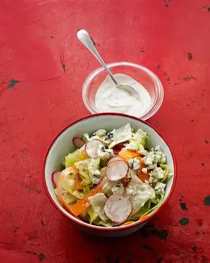 Салат из редьки с голубым сыром
