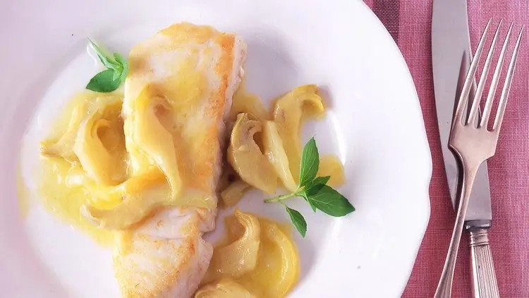 Палтус с тушеными, нарезанными артишоками и лимонами