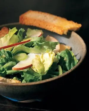 Салат Эскароле с кусочками груши Салат Эскароле с кусочками груши