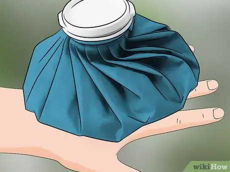 Лечить укус гусеницы Шаг 7