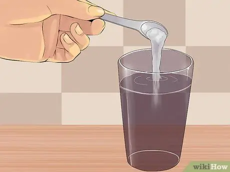Полощите горло соленой водой, шаг 1