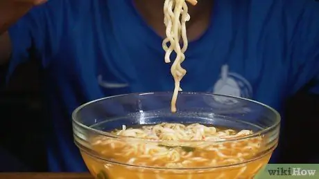 Ешьте лапшу палочками для еды Шаг 8