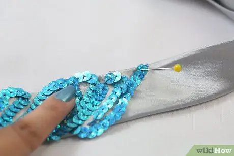 Прикрепляем пайетки с помощью клея Шаг 10 Прикрепляем пайетки с помощью клея Шаг 10