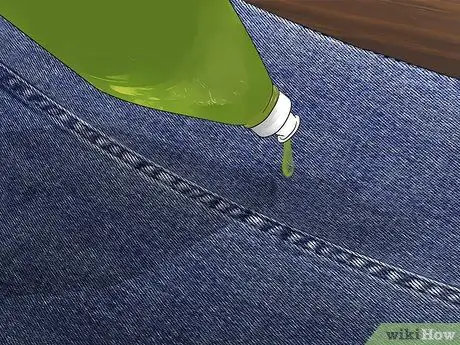 Удалите масляные пятна с джинсов Шаг 6