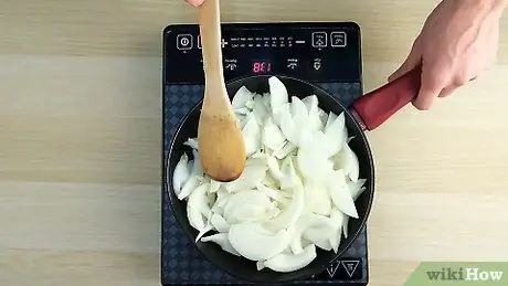Приготовить карамелизированный лук шаг 4