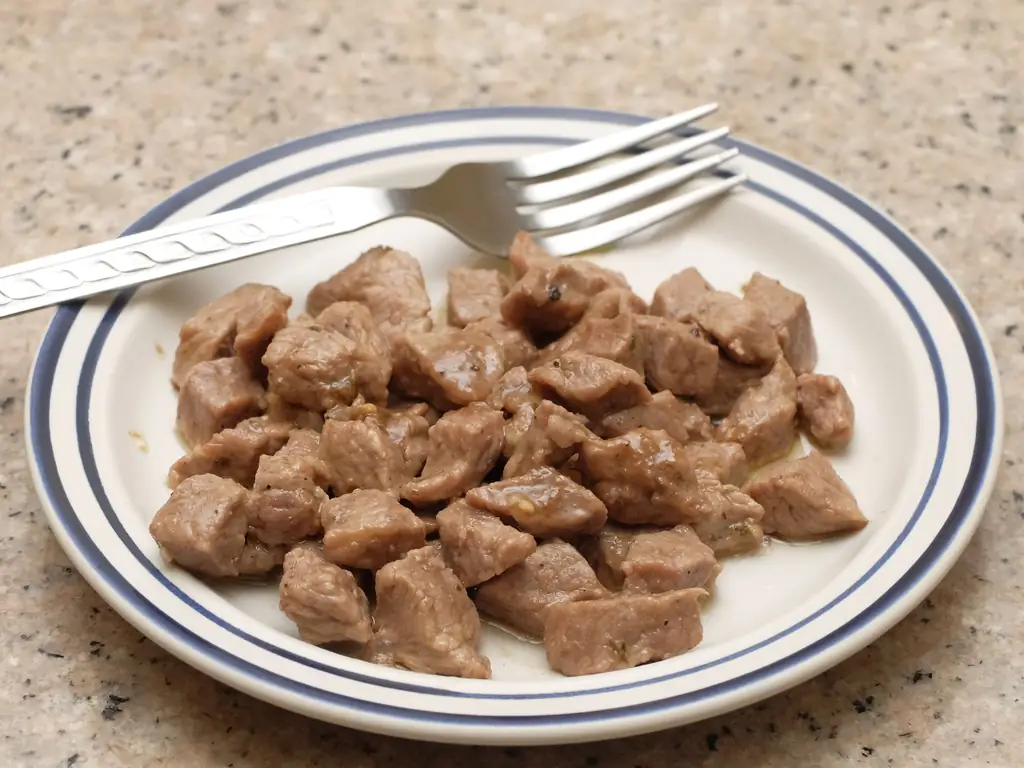 Приготовление нарезанной кубиками говядины (с иллюстрациями)