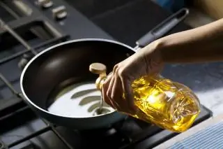 Человек готовит на растительном масле