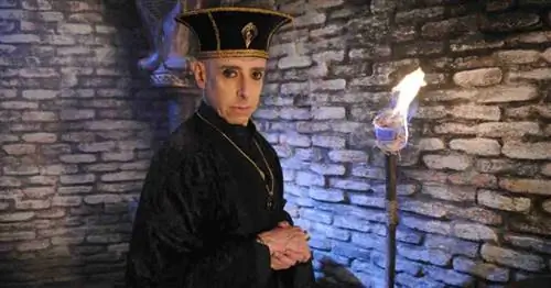 Актер Кассио Скапин заболевает чесоткой, когда носит костюмы для мыльной оперы
