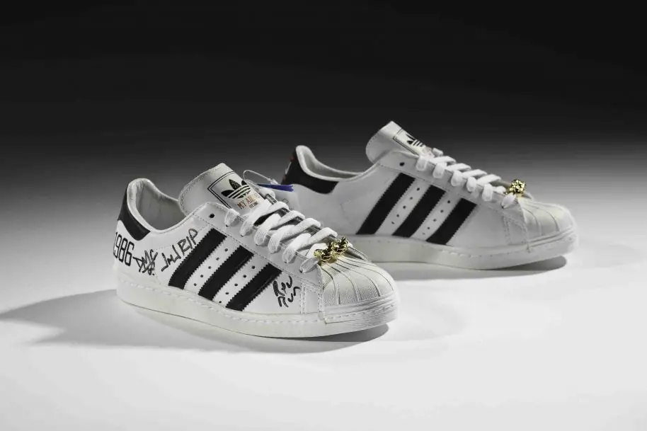 adidas x Run-DMC 25th Anniversary Superstar, 2011 Предоставлено Run-DMC, коллекция Эрика Блама Фото: Рон Вуд предоставлено Американской федерацией искусств/Музей обуви Bata