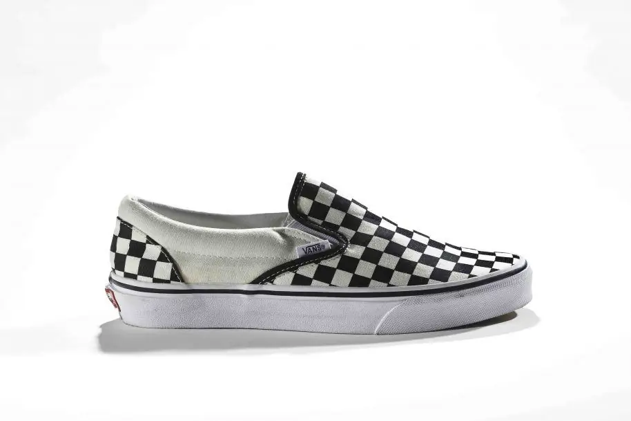 Vans Checkerboard Slip-On, 2014 ретро 1980-х Собрание Музея обуви Bata,t of Vans. Фото: Рон Вуд предоставлено Американской федерацией искусств/Обувным музеем Бата