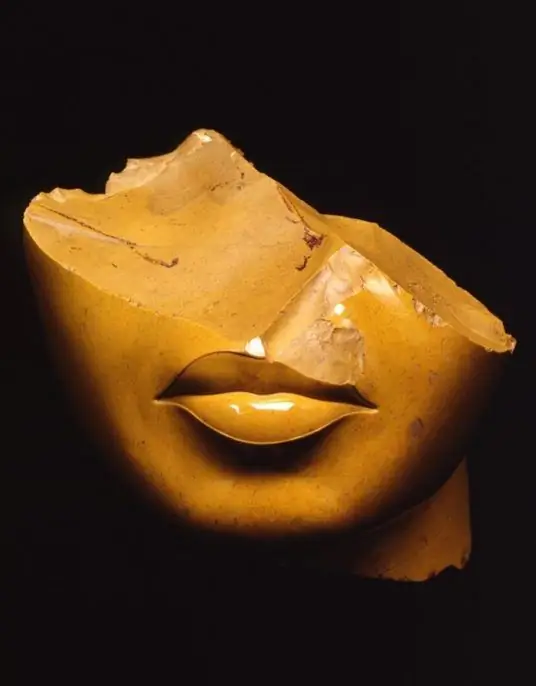 Египет, фрагмент головы царицы, 1352-1356 гг. до н. э. Изображение предоставлено Метрополитен-музеем