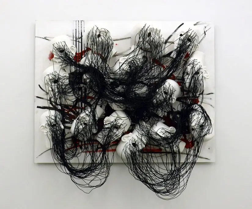 Лю Болин Ничего не сказать, 2016, алюминиевая пластина, стекловолокно и провода зарядного устройства, 467/8x59x125/8 дюймов (119x150x32 см) Лю Болин Ничего не сказать, 2016, алюминиевая пластина, стекловолокно и провода зарядного устройства, 467/8x59x125/8 дюймов (119x150x32 см)