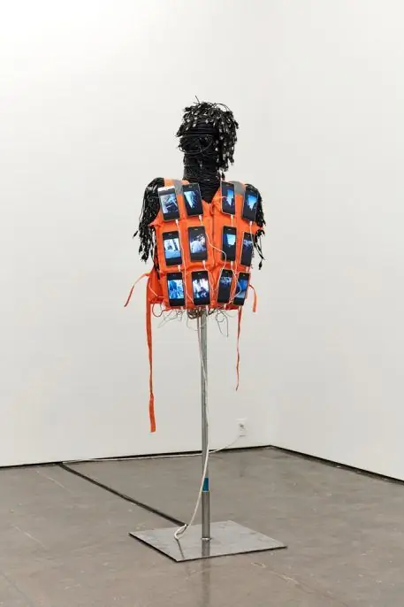 Liu Bolin Livestream Vest, 2016, спасательный жилет, USB-кабели и смартфоны. 735/8x24x105/8 дюймов (187x61x27 см) Liu Bolin Livestream Vest, 2016, спасательный жилет, USB-кабели и смартфоны. 735/8x24x105/8 дюймов (187x61x27 см)