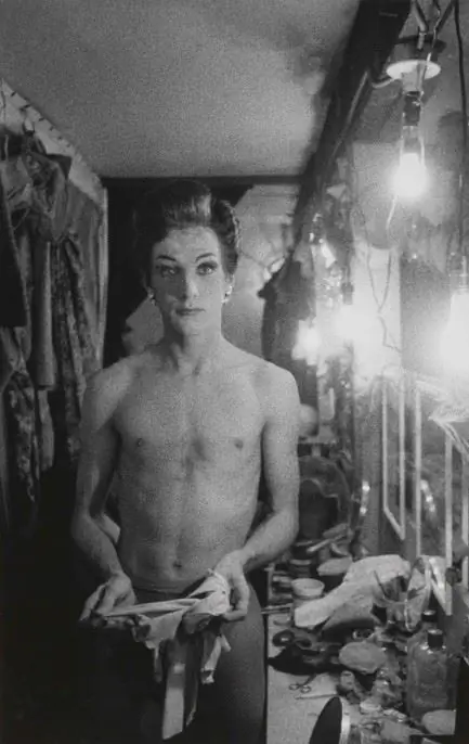 Диана Арбус. Женщина-имитатор с длинными перчатками, © The Estate of Diane Arbus, LLC. Все права защищены