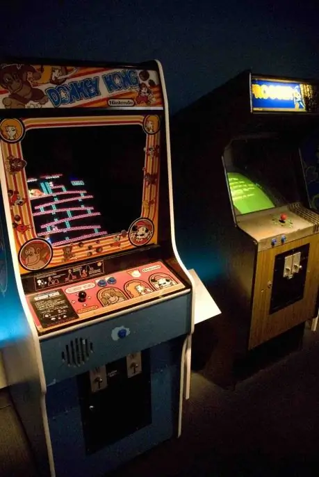 DONKEY KONG (1981) и FROGGER (1981) войдут в число почти 40 аркадных видеоигр, которые будут представлены для просмотра и воспроизведения на выставке Arcade Classics: Video Games from the Collection в Музее движущегося изображения, 21 мая - 9 октября 2016 г. Фото: Патрик Альварадо / Музей движущегося изображения