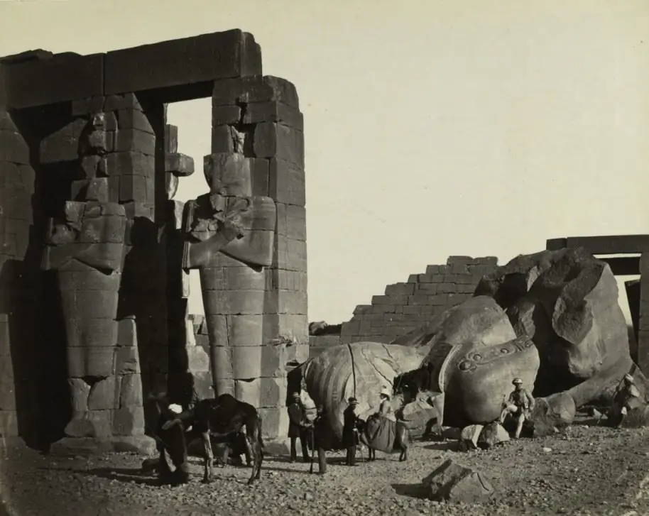 Падшая статуя в Рамессеуме, Фивы, 1857 г. Фрэнсис Фрит (британец, 1822-1898). Альбуминовый отпечаток с мокрого коллодиевого негатива; 38,3 х 48,2 см (15 1/16 х 18 15/16 дюймов). Эндрю Р. и Марта Холден Дженнингс Фонд 1992.236