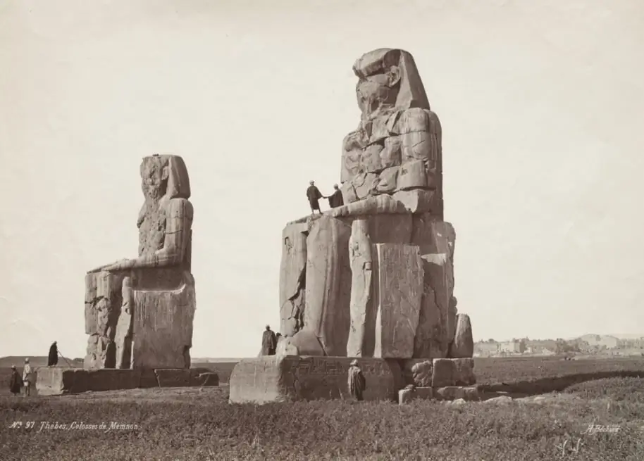 Фивы, Колоссы Мемнона, 1870-е гг. Анри Бешар (французский). Альбуминовый отпечаток с влажного коллодиевого негатива; 36 х 26,9 см. (14 1/8 x 10 9/16 дюйма) Благотворительный фонд приобретения произведений искусства мистера и миссис Ричард У. Уайтхилл 2006.119