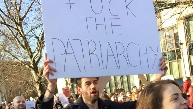 Участница Марша женщин просит Интернет помочь ей найти тайну EqualityBae