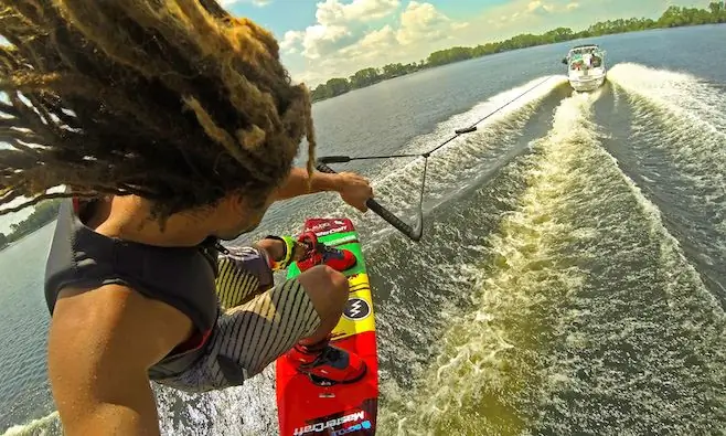 Wakeboarder использует изобретение GoPro для потрясающих снимков