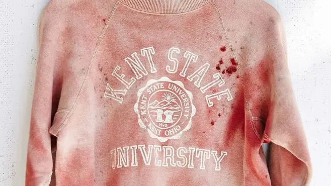 Urban Outfitters приносят извинения за "кровавую" толстовку Кентского государственного университета