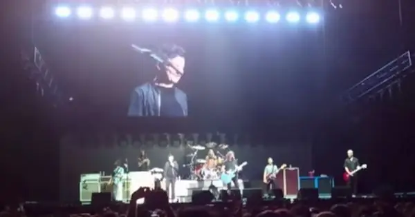 Толпа на концерте Foo Fighters 'Rick Roll' с самим Риком Эстли