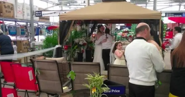Настоящая любовь выходит замуж в Walmart