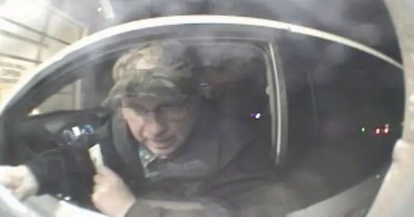 Вор с автомойки украл тысячи долларов с помощью лески