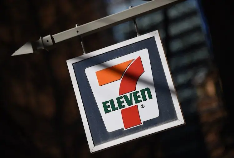Парень так ненавидит 7-Eleven, что вместо этого открывает 6-Twelve