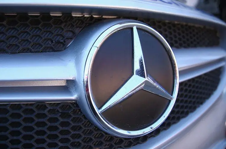 Парень попросил у Mercedes бесплатную машину, и его полностью затроллили