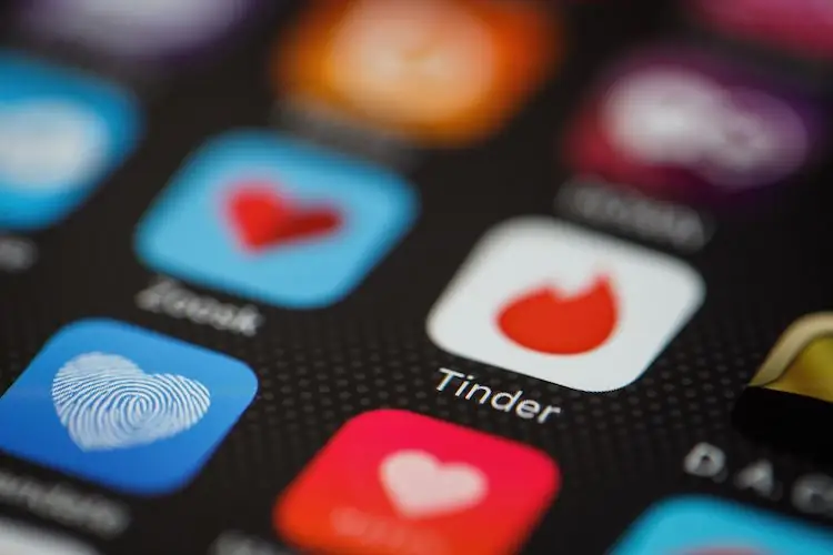Tinder забанил парня за то, что он был полным придурком для девушки
