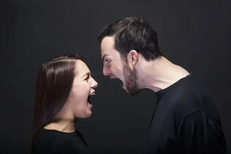 Сообщения пары из Tinder становятся жестокими, когда они отвергают друг друга после первого свидания