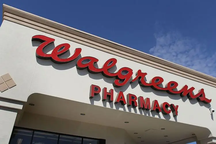 Женщина из Флориды, трахающаяся с бездомным мужчиной в магазине Walgreens, арестована за хранение наркотиков