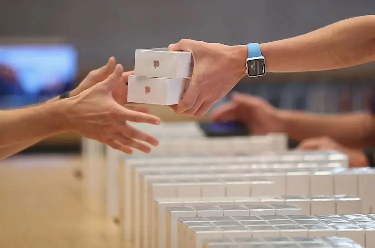 Китайская женщина уговаривает своих 20 парней купить 20 ее iPhone 7s, продает их и использует прибыль для покупки дома