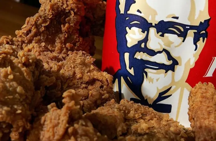 Женщина из Нью-Йорка подала в суд на KFC на 20 миллионов долларов, потому что ведро не было заполнено доверху