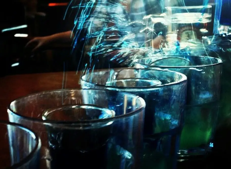 Крупный план Jagerbomb на барной стойке Крупный план Jagerbomb на барной стойке