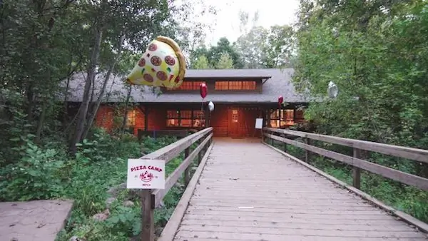 Эй, ребята, есть пиццерия Sleepaway Camp для взрослых