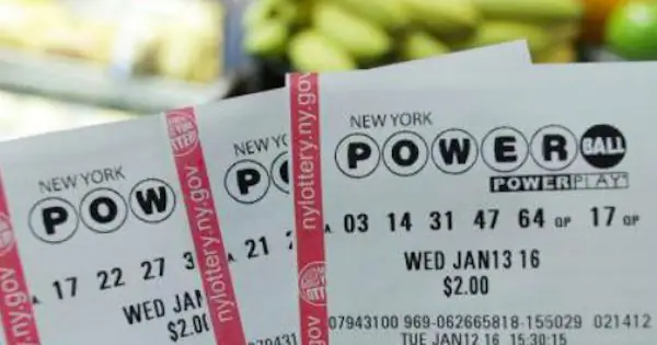 Человек чистит грузовик и находит билет Powerball стоимостью 50 тысяч долларов