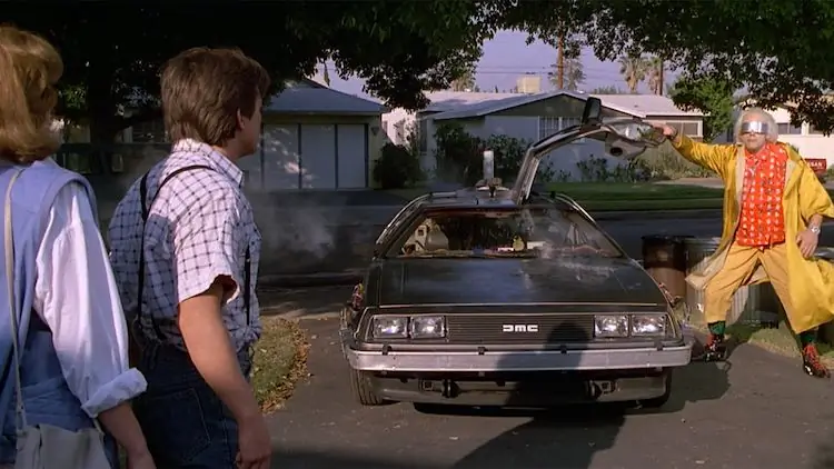 2. Машина времени DeLorean (Назад в будущее) 2. Машина времени DeLorean (Назад в будущее)
