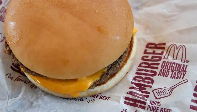 «Хорошо выглядящий» 6-летний McDonald's Burger And Fries на eBay