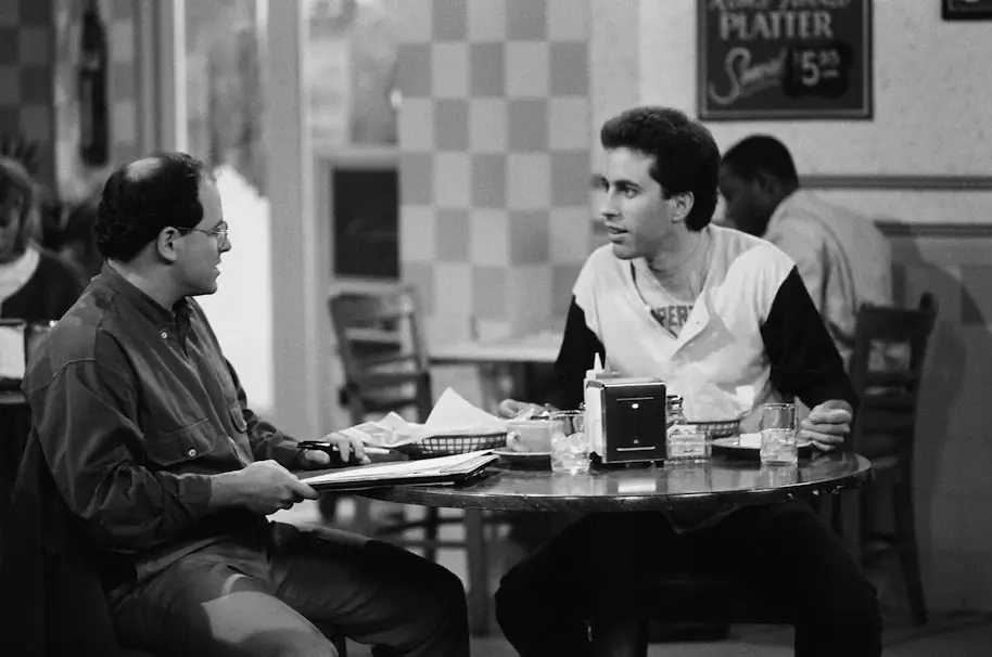 SEINFELD -- The Seinfeld Chronicles/Pilot Episode 1 -- На фото: (слева направо) Джейсон Александр в роли Джорджа Костанцы, Джерри Сайнфелд в роли Джерри Сайнфелда -- Фото: NBCU Photo Bank SEINFELD -- The Seinfeld Chronicles/Pilot Episode 1 -- На фото: (слева направо) Джейсон Александр в роли Джорджа Костанцы, Джерри Сайнфелд в роли Джерри Сайнфелда -- Фото: NBCU Photo Bank