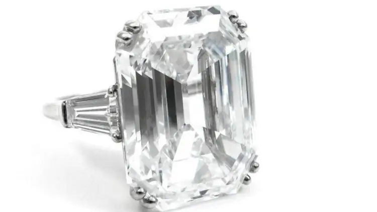 Великолепное кольцо Harry Winston с бриллиантом изумрудной огранки весом 22,91 карата – 4,45 миллиона долларов Великолепное кольцо Harry Winston с бриллиантом изумрудной огранки весом 22,91 карата – 4,45 миллиона долларов