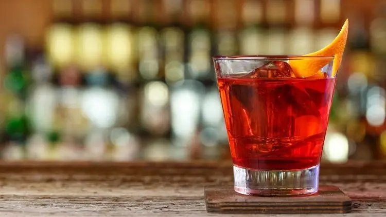 Поднимите тост за день рождения Negroni с этими вдохновляющими коктейлями