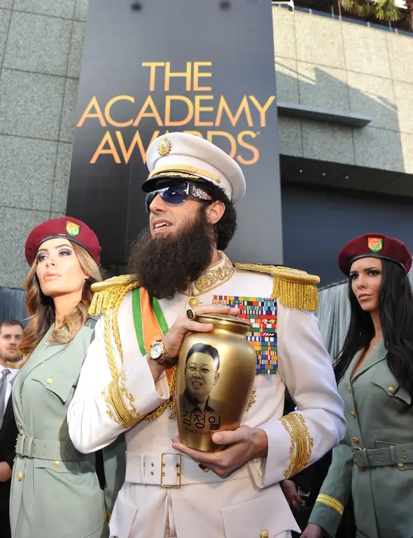 Саша Барон Коэн на церемонии вручения премии Оскар, 2012 г Саша Барон Коэн на церемонии вручения премии Оскар, 2012 г