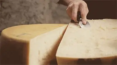 Этот впечатляющий сырный клин Этот впечатляющий сырный клин