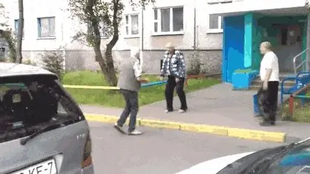 Пожилые мужчины в восторге от бесплатных образцов Costco Пожилые мужчины в восторге от бесплатных образцов Costco
