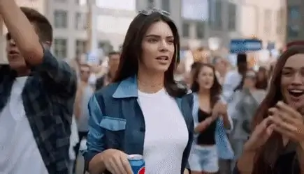 10. Кендалл Дженнер в рекламе Pepsi 10. Кендалл Дженнер в рекламе Pepsi