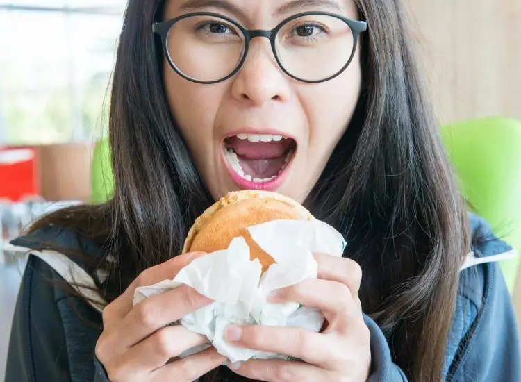 Грубая сделка: женщина из Аризоны говорит, что Burger King продал ее сырой куриный сэндвич, ресторан Baffles, ожидая настоящей еды